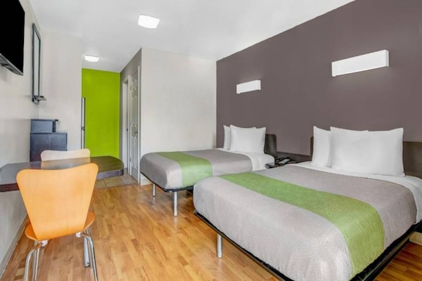Foto van 2 tweepersoonsbedden | Roken mogelijk - Vakantiehuis in CHAMBLEE - BedRoom