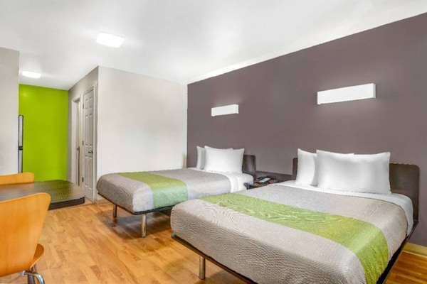 Foto van 2 tweepersoonsbedden | Roken mogelijk - Vakantiehuis in CHAMBLEE - BedRoom