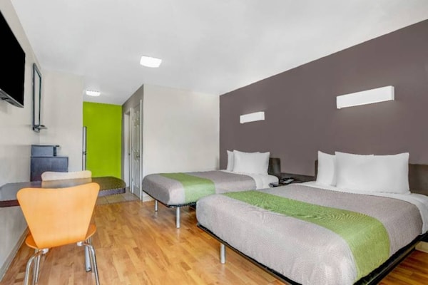 Foto van 2 tweepersoonsbedden | Roken mogelijk - Vakantiehuis in CHAMBLEE - BedRoom