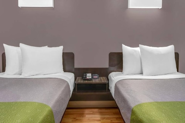 Foto van 2 tweepersoonsbedden | Roken mogelijk - Vakantiehuis in CHAMBLEE - BedRoom