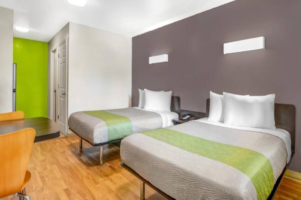 Foto van 2 tweepersoonsbedden | Roken mogelijk - Vakantiehuis in CHAMBLEE - BedRoom