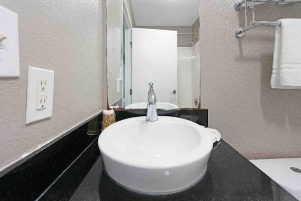 Foto van 1 tweepersoonsbed (queensize) | Rookvrij - Vakantiehuis in Tucker - BathRoom