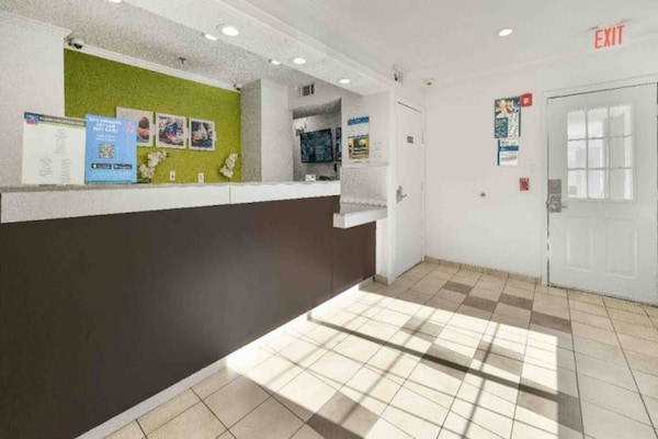 Foto van 1 tweepersoonsbed (queensize) | Douche conform ADA/RI-normen - FloorPlan