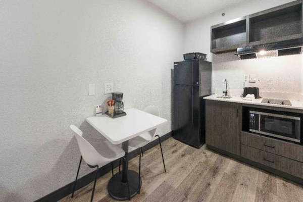 Foto van 1 tweepersoonsbed (queensize) | Douche conform ADA/RI-normen - Kitchen