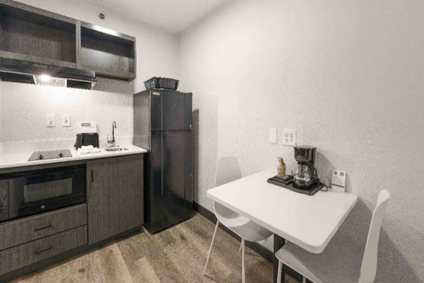 Foto van 1 tweepersoonsbed (queensize) | Douche conform ADA/RI-normen - Kitchen