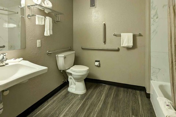Foto van 2 tweepersoonsbedden | Rolstoeltoegankelijk/bad - Vakantiehuis in Danvers - BathRoom