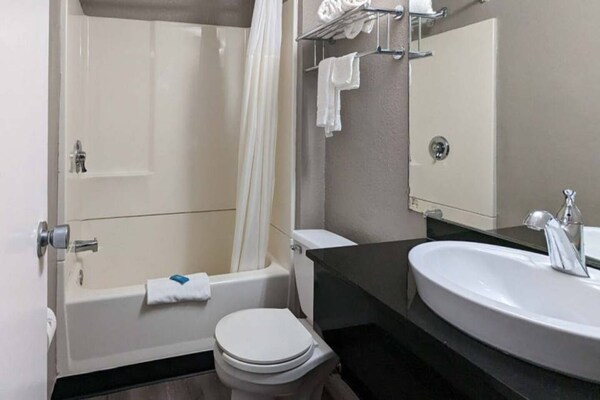 Foto van 2 tweepersoonsbedden | Rolstoeltoegankelijk/bad - Vakantiehuis in Danvers - BathRoom
