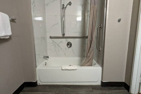Foto van 2 tweepersoonsbedden | Koelkast - Vakantiehuis in Danvers - Facilities
