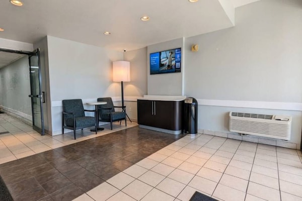 Foto van 2 tweepersoonsbedden | Koelkast - Vakantiehuis in Danvers - FloorPlan