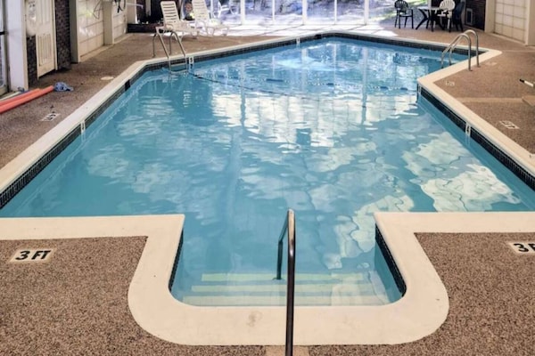 Foto van 2 tweepersoonsbedden | Koelkast - Vakantiehuis in Danvers - Pool