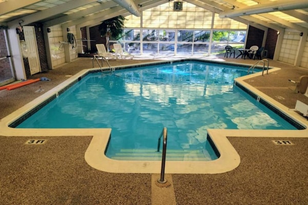 Foto van 2 tweepersoonsbedden | Koelkast - Vakantiehuis in Danvers - Pool