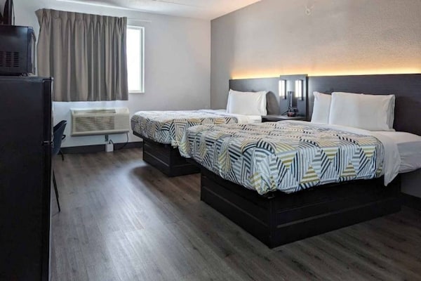 Foto van 2 tweepersoonsbedden | Koelkast - Vakantiehuis in Danvers - BedRoom