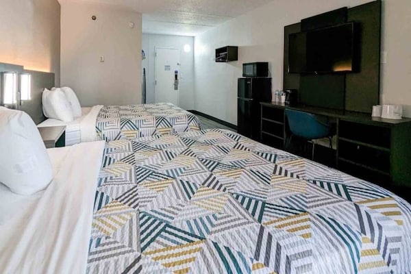 Foto van 2 tweepersoonsbedden | Koelkast - Vakantiehuis in Danvers - BedRoom
