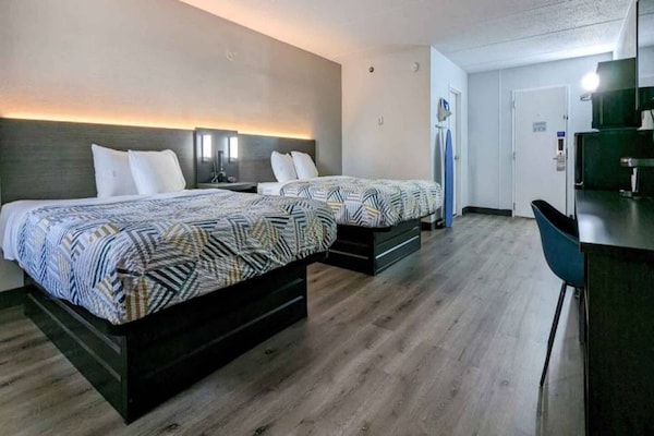 Foto van 2 tweepersoonsbedden | Toegankelijk voor mindervaliden | RI | Premium | Koelkast - BedRoom