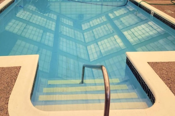Foto van 2 tweepersoonsbedden | Toegankelijk voor mindervaliden | RI | Premium | Koelkast - Pool
