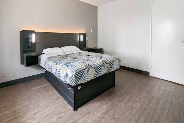 Foto van 1 tweepersoonsbed (queensize) | Toegankelijk voor mindervaliden/badkuip/magnetron - BedRoom