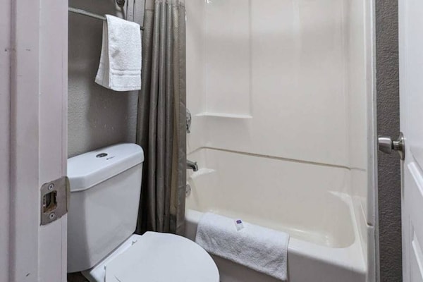 Foto van 1 tweepersoonsbed (queensize) | Toegankelijk voor mindervaliden/badkuip/magnetron - BathRoom