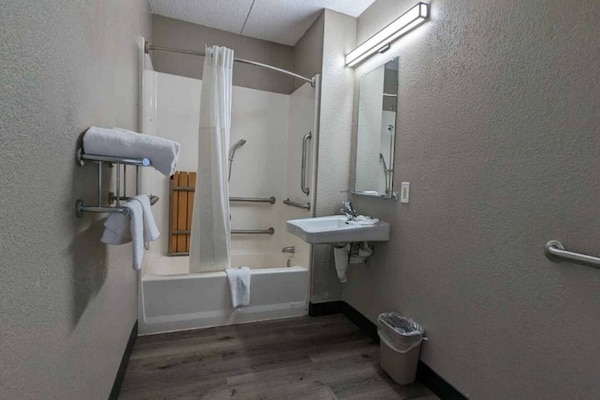 Foto van 1 tweepersoonsbed | Toegankelijk voor mindervaliden/bad - BathRoom