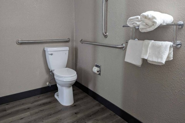 Foto van 1 tweepersoonsbed | Toegankelijk voor mindervaliden/bad - BathRoom