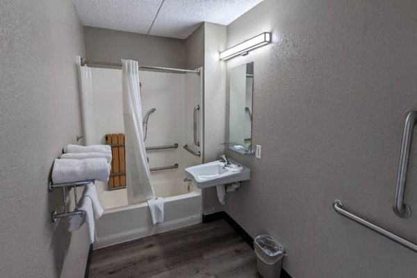 Foto van 1 tweepersoonsbed | Toegankelijk voor mindervaliden/bad - Facilities