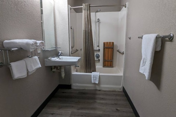 Foto van 1 tweepersoonsbed | Toegankelijk voor mindervaliden/bad - Facilities