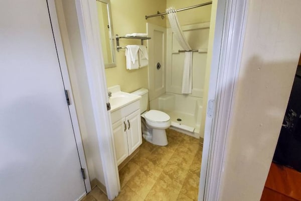 Foto van 1 tweepersoonsbed (queensize) | Rookvrij, Keuken - Vakantiehuis in Richmond VA - BathRoom