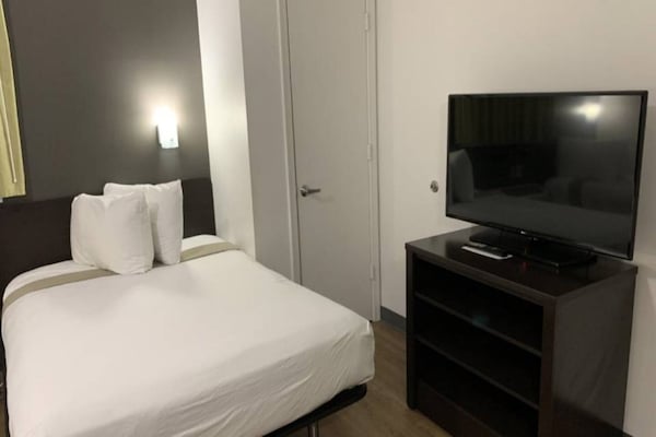 Foto van 1 tweepersoonsbed (queensize)|Rolstoeltoegankelijke douche/rookruimte/keuken - BedRoom