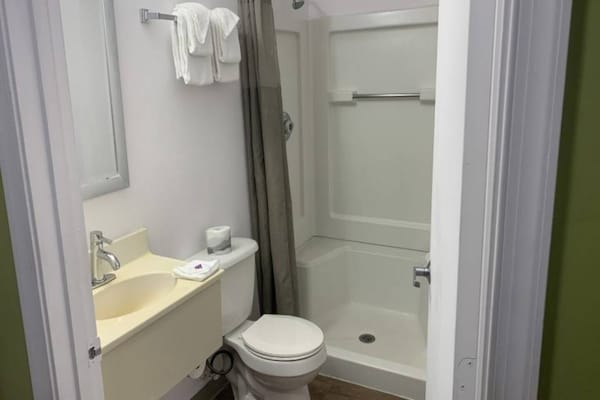 Foto van 1 tweepersoonsbed (queensize)|Rolstoeltoegankelijke douche/rookruimte/keuken - BathRoom