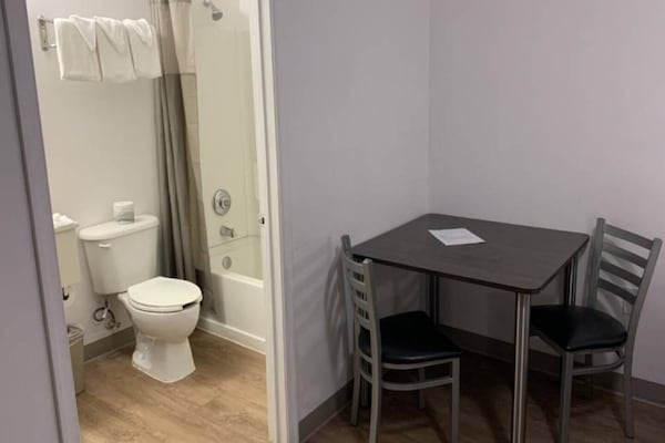 Foto van 1 tweepersoonsbed (queensize)|Rolstoeltoegankelijke douche/rookruimte/keuken - BathRoom