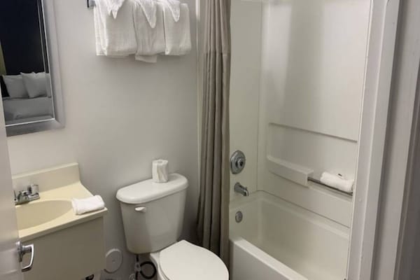 Foto van 1 tweepersoonsbed (queensize) | Roken toegestaan, Keuken - BathRoom