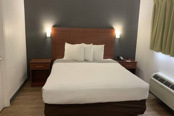 Foto van 1 tweepersoonsbed (queensize) | Rolstoeltoegankelijke douche/Nsmk/Keuken - BedRoom