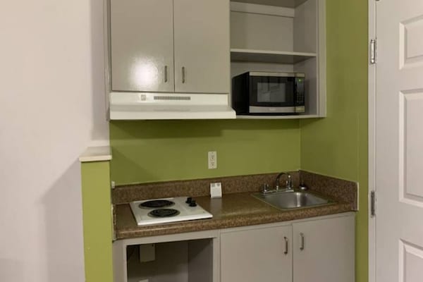 Foto van 1 tweepersoonsbed (queensize) | Rolstoeltoegankelijke douche/Nsmk/Keuken - Kitchen