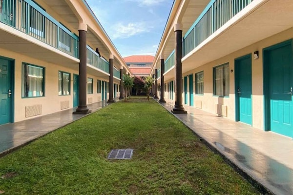 Foto van 2 queensize bedden | Suite, rookvrij, koelkast - Vakantiehuis in Savannah GA - ExteriorSummer