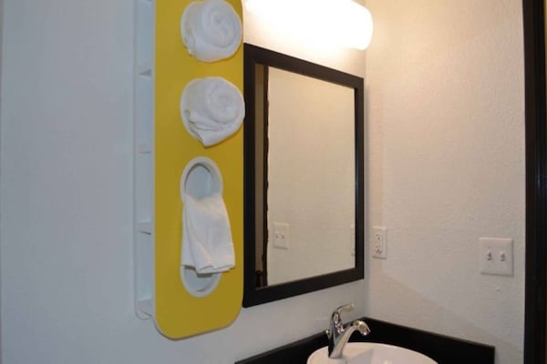 Foto van 1 kingsize bed | Rookvrij, koelkast - Vakantiehuis in KINGSLAND - BathRoom