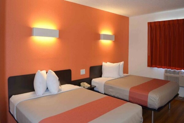Foto van 2 tweepersoonsbedden (queensize) | Niet-roken, koelkast (Micfridge) - BedRoom