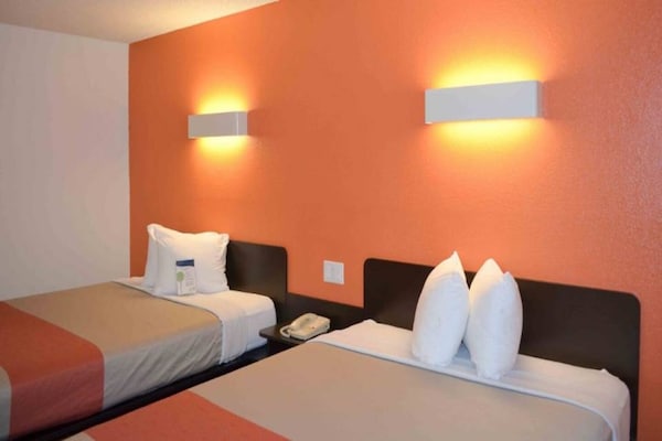 Foto van 2 tweepersoonsbedden (queensize) | Niet-roken, koelkast (Micfridge) - BedRoom
