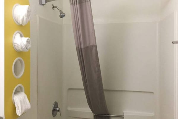 Foto van 2 tweepersoonsbedden (queensize) | Niet-roken, koelkast (Micfridge) - BathRoom