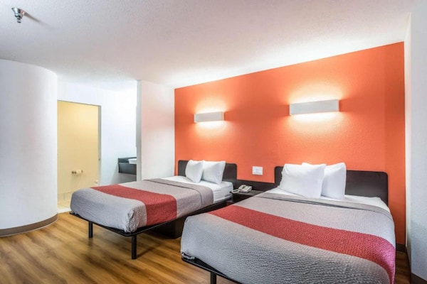 Foto van 2 tweepersoonsbedden | Roken toegestaan - Vakantiehuis in Harvey - BedRoom