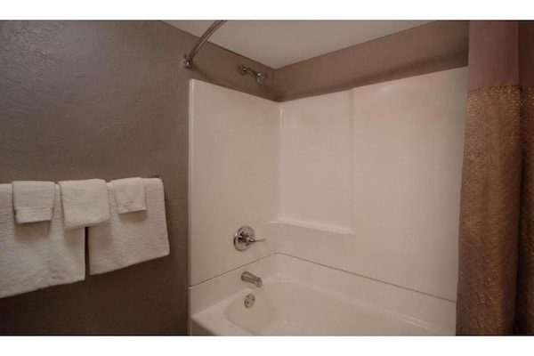 Foto van 1 kingsize bed | Rookvrij - Vakantiehuis in MERRILLVILLE - BathRoom