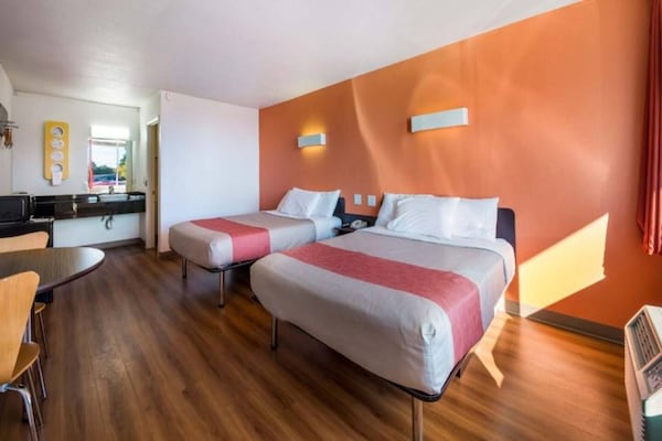 Foto van 1 kingsize bed | Rookvrij, koelkast - Vakantiehuis in CONNELLY SPRINGS - BedRoom