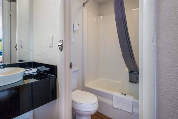 Foto van 1 kingsize bed | Rookvrij, koelkast - Vakantiehuis in CONNELLY SPRINGS - BathRoom