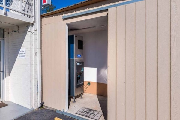 Foto van 1 kingsize bed | Rookvrij, koelkast - Vakantiehuis in CONNELLY SPRINGS - FloorPlan