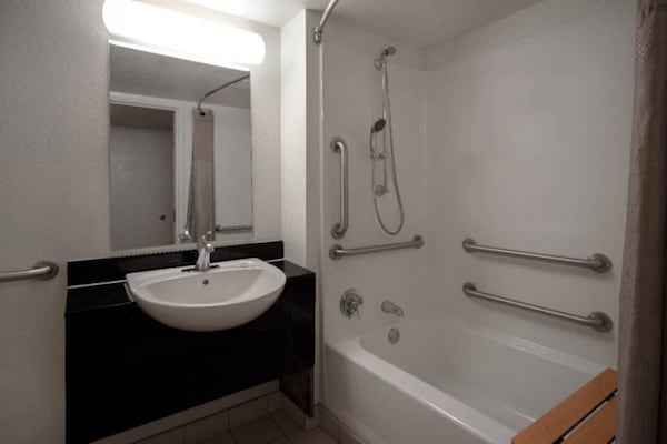 Foto van 1 kingsize bed | Badkuip met mobiele toegang Nsmk - Vakantiehuis in MERRILLVILLE - BathRoom