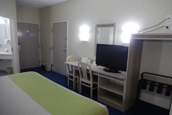 Foto van 1 kingsize bed | Badkuip met mobiele toegang Nsmk - Vakantiehuis in MERRILLVILLE - Facilities