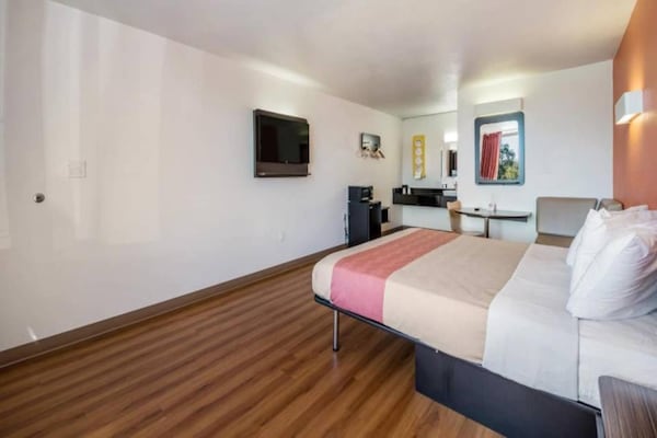 Foto van 1 King Bed | Roken, Micfridge - Vakantiehuis in CONNELLY SPRINGS - BedRoom