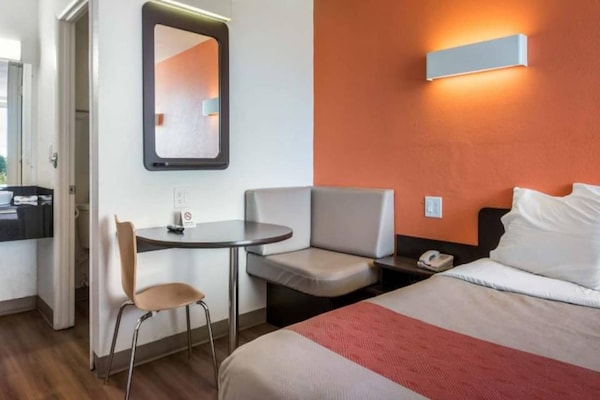 Foto van 1 King Bed | Roken, Micfridge - Vakantiehuis in CONNELLY SPRINGS - BedRoom