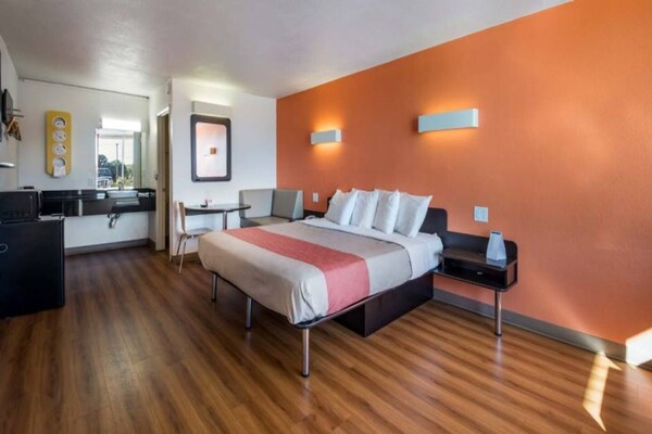 Foto van 1 King Bed | Roken, Micfridge - Vakantiehuis in CONNELLY SPRINGS - BedRoom