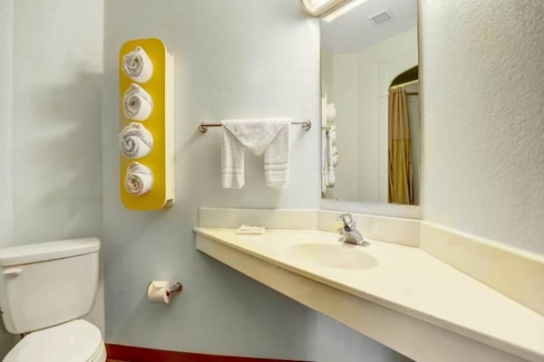 Foto van 1 tweepersoonsbed (queensize) | Badkuip toegankelijk (NSMK) - BathRoom