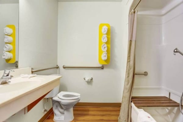 Foto van 1 tweepersoonsbed (queensize) | Badkuip toegankelijk (NSMK) - BathRoom