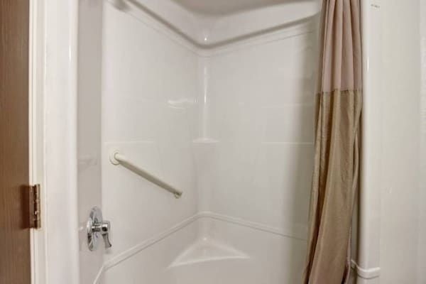 Foto van 1 tweepersoonsbed (queensize) | Badkuip toegankelijk (NSMK) - BathRoom